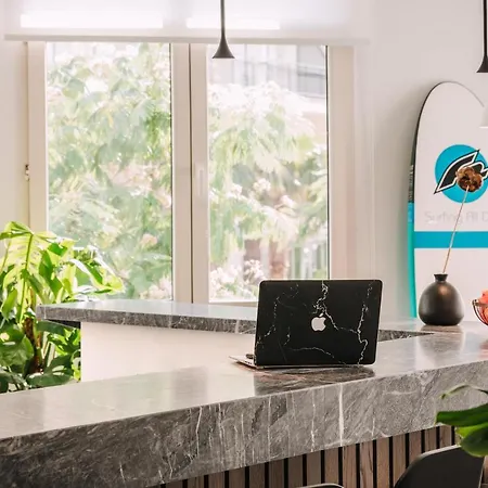 Dave By The 호텔 3*