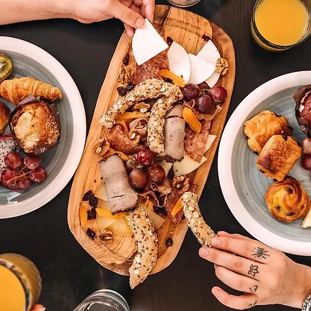 Dave By The 호텔 3*