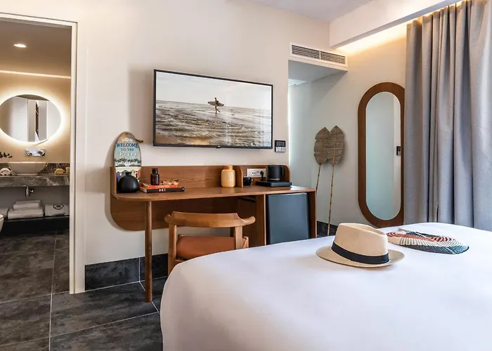 Dave By The Hotel 3*