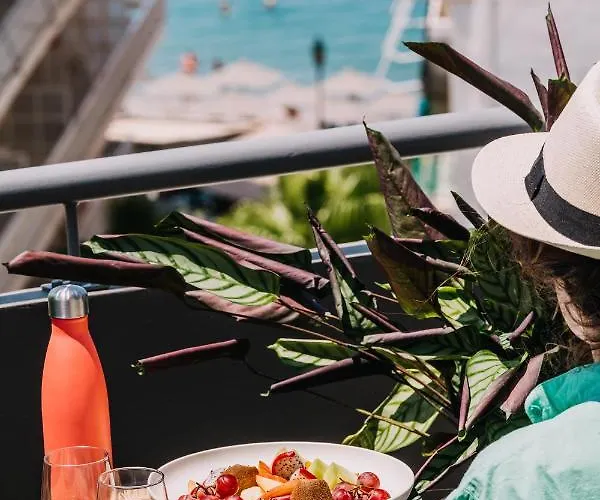 Dave By The Hotel 3*