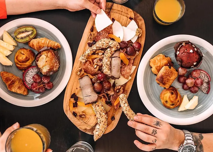 Dave By The Hotel 3*